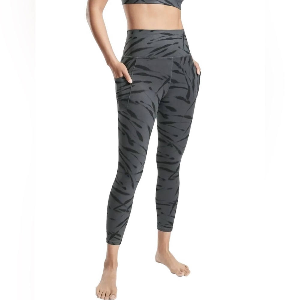 Athleta Salutation Stash Pocket II 7/8 zebra tight high rise leggings size S